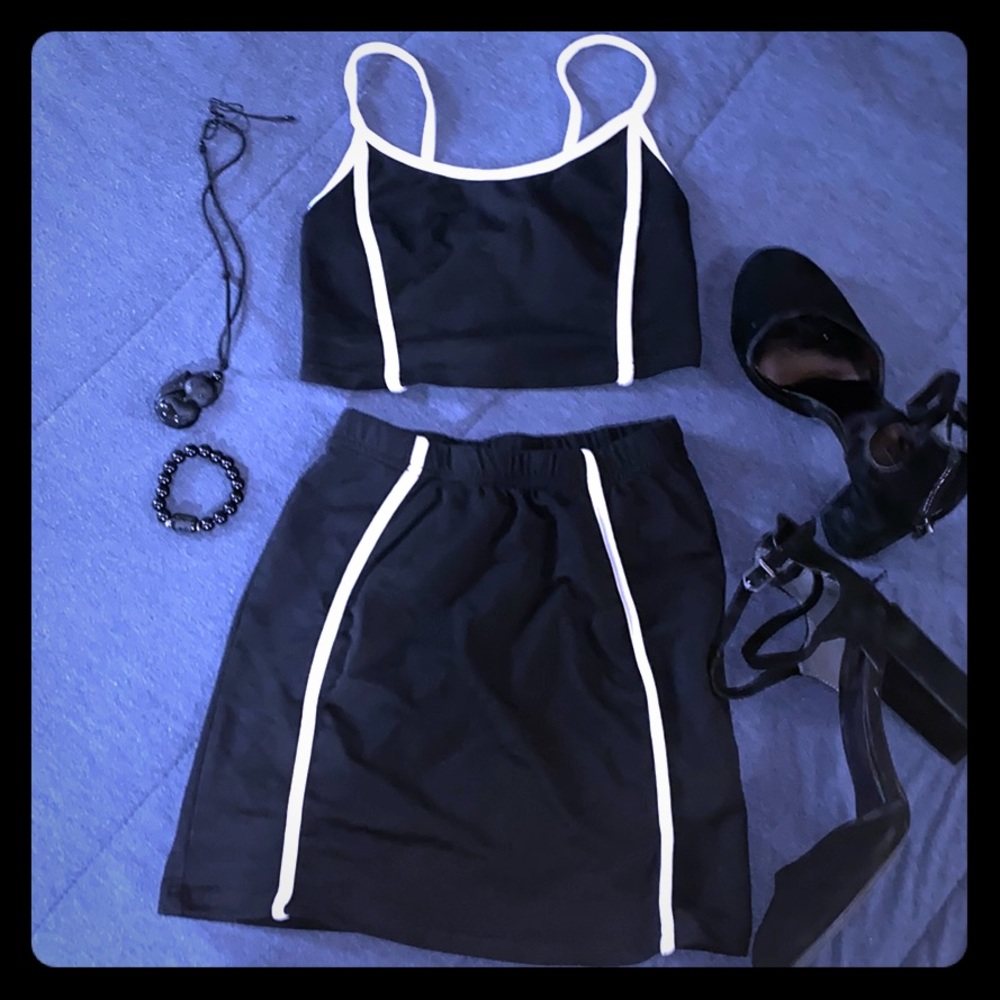 Black and white sporty two piece combo 5$ a piece